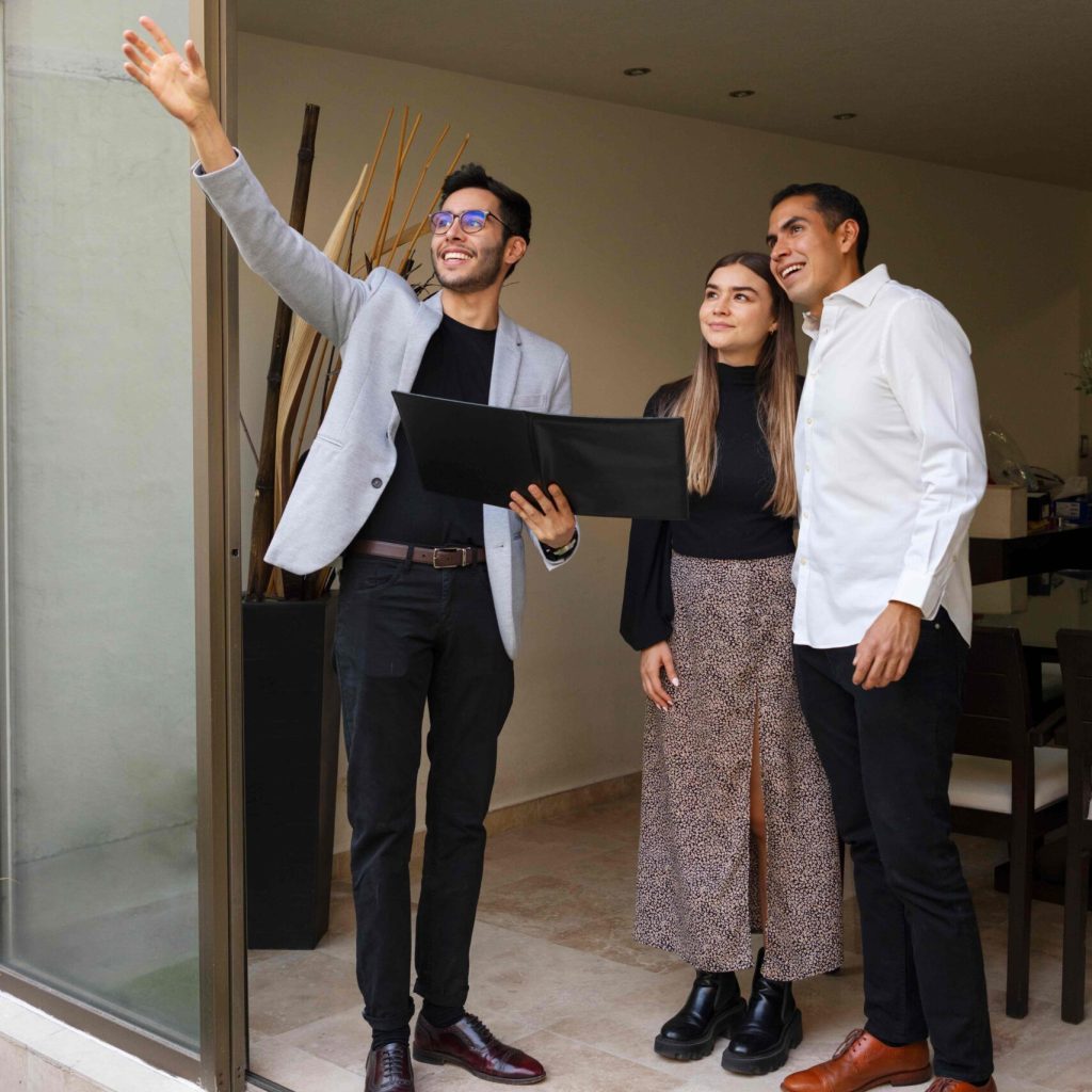 full-shot-couple-talking-real-estate-agent